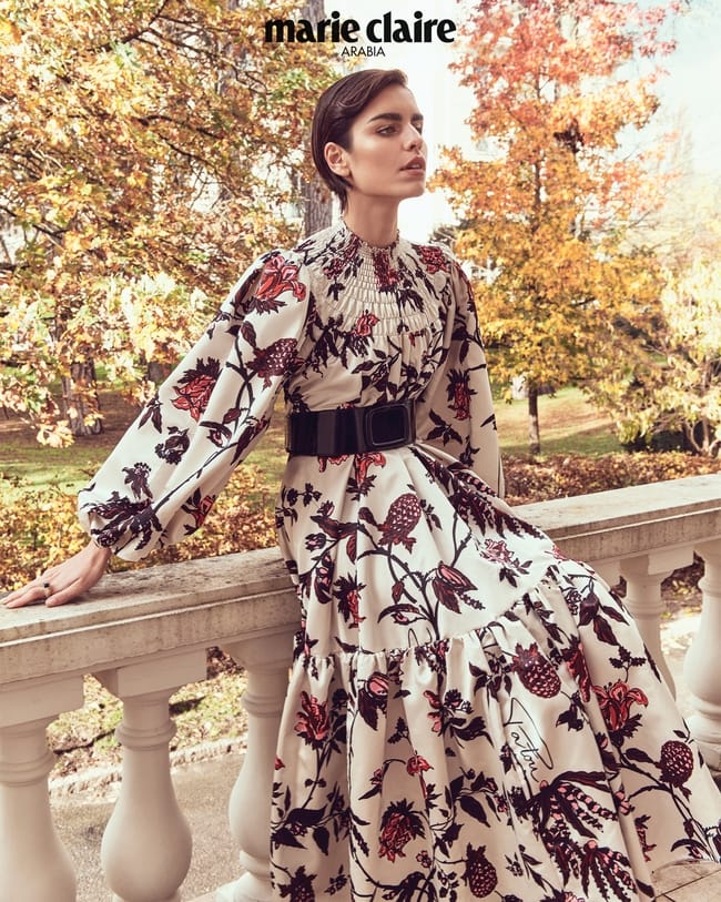 فستان من Patou حزام من Roger Vivier خاتم من Clergé