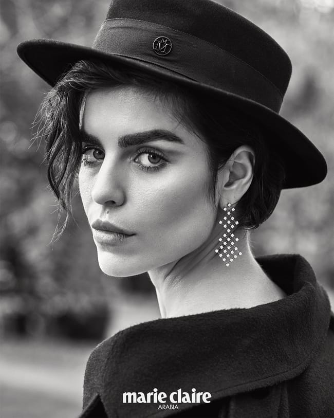 معطف من Miu Miu قبّعة من Maison Michel أقراط من Mellerio