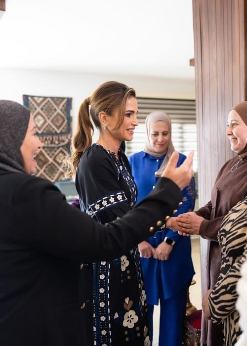 الملكة رانيا تدعم النساء وإطلالتها حديث خبراء الموضة