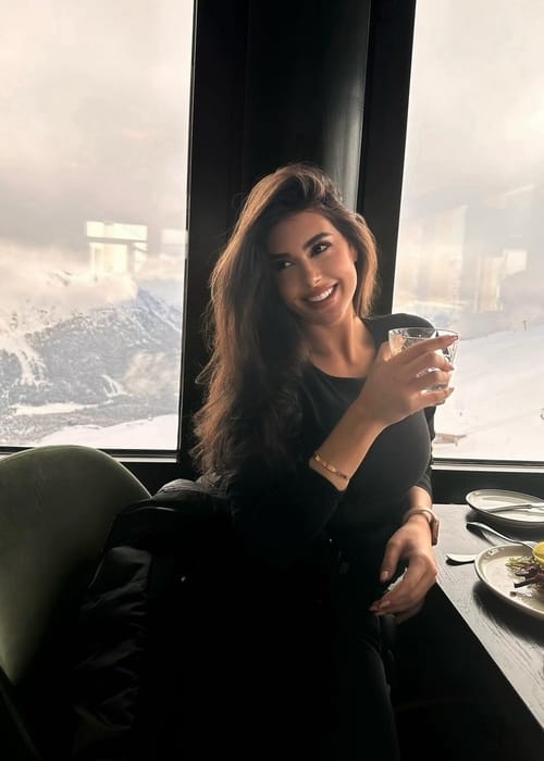 ياسمين صبري بإطلالة باللون الزهري خلال إجازتها في St. Moritz