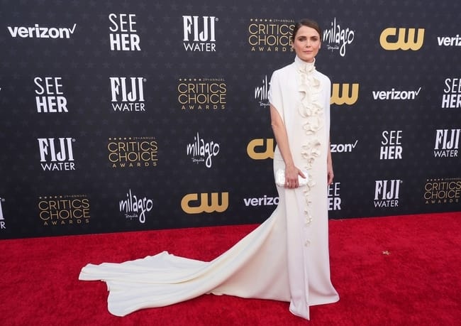 Keri Russell بفستان Stéphane Rolland  وحقيبة من Tyler Ellis