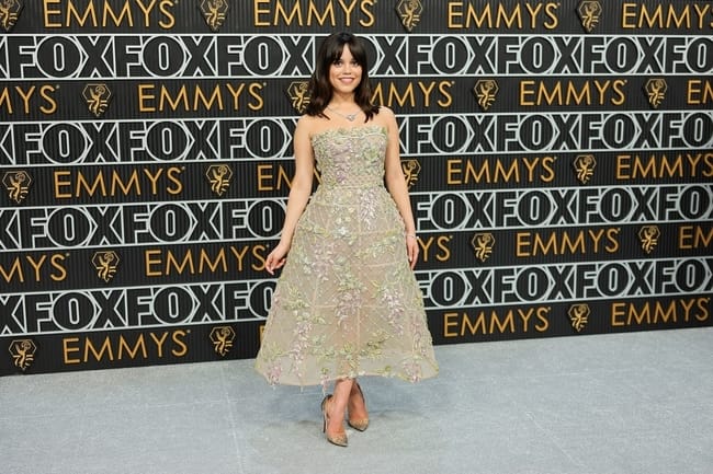 Jenna Ortega بفستان Dior