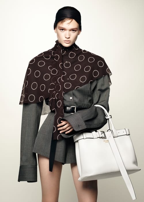 حملة Prada لربيع وصيف 2024 سلسلة من الصور الحقيقية