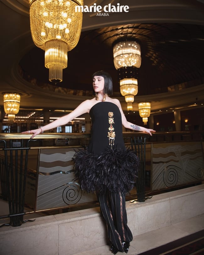فستان وأقراط من Krikor Jabotian سروال من Jessica K سوار وخواتم من Elie Matta حذاء من Andrea Wazen