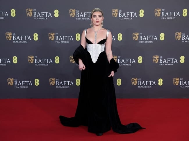 Florence Pugh بفستان من Harris Reed ومجوهرات Boucheron