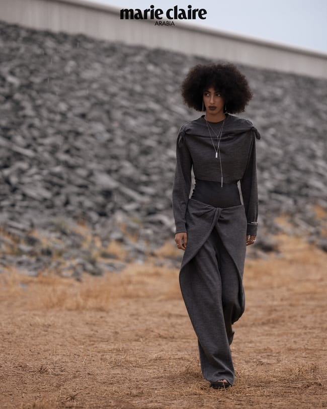 سترة وبلوزة وسروال من القطن والصوف المعقود مع صندل من Loewe أقراط وعقدان وسوار وخواتم من O! Jewelry
