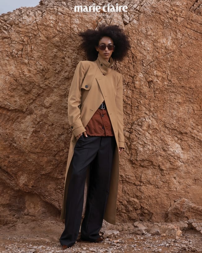 معطف من القطن وقميص من الحرير وسروال من الصوف وحزام من Dries Van Noten حذاء من Saint Laurent by Anthony Vaccarello نظّارات من Ray-Ban