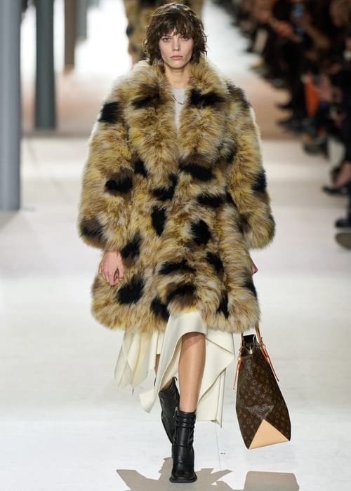 السترات والمعاطف الفضفاضة أبرز ما جاء في عرض Louis Vuitton لشتاء 2025