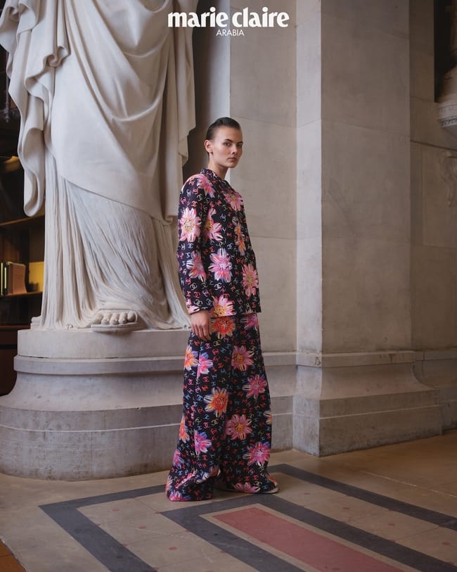 POP FLOWERS: سترة وسروال من قماش Neoprene المطبّع الذي أعيد تطريزه في مشاغل Lesage، وحذاء منخفض الكعب من CHANEL