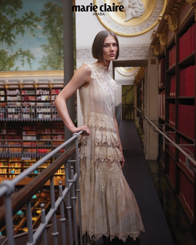 LONG LACE: فستان من الغيبور القطني وملابس داخلية وخاتم وجزمة من Christian Dior