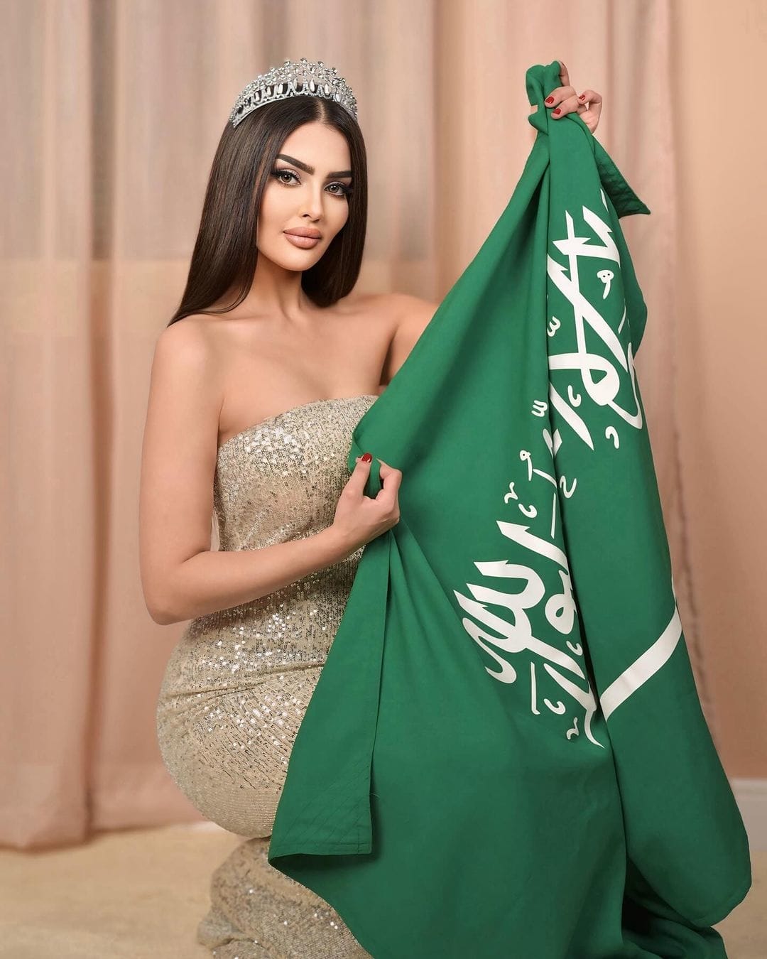 من هي رومي القحطاني التي ستمثل السعودية في ملكة جمال الكون 2024؟