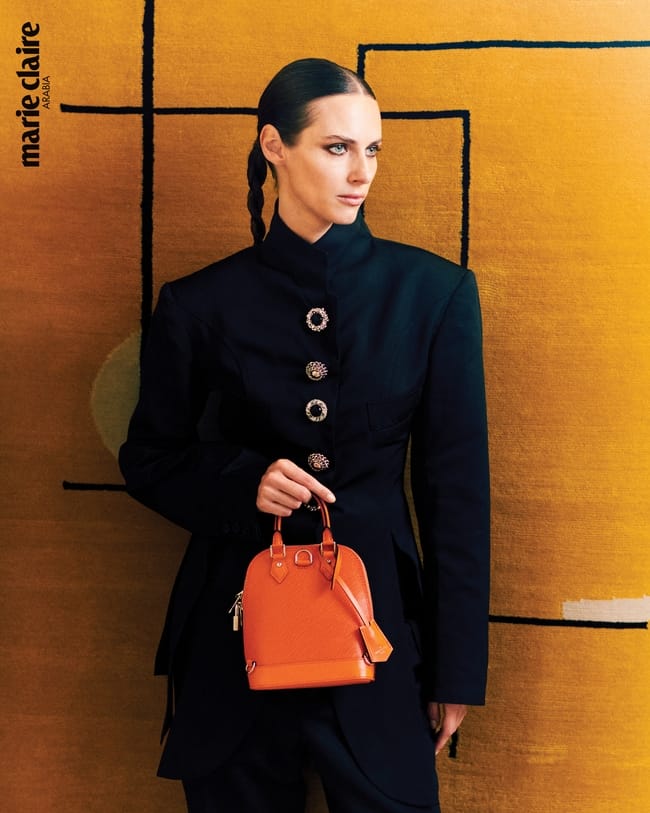 سترة Frock بأزرار مرصّعة سروال ضيّق عالي الخصر حقيبة الظهر Alma كلّها من Louis Vuitton