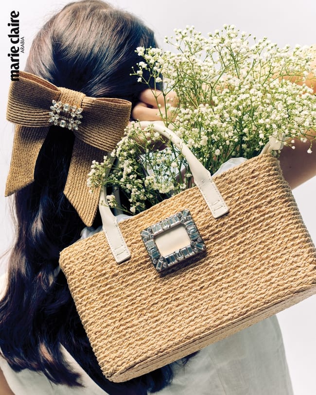 مشبك الشعر Broche Vivier Buckle Hair Clip من الرافيا حقيبة Viv’ Skate Shopper Bag من الرافيا
