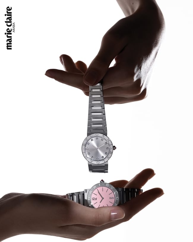 ساعة Bvlgari Bvlgari بإطار من الفولاذ المقاوم للصدأ وقرص منقوش عليه شعار الدار المزدوج وسوار من الفولاذ المقاوم للصدأ المصقول وميناء من الفولاذ و12مؤشراً من الألماس والساعة الثانية بالخصائص نفسها مع ميناء مطلي بالورنيش الوردي وإصدار محدود من 350 قطعة.