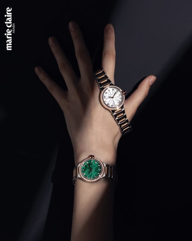 ساعة Bvlgari Bvlgari بإطار من الذهب الأصفر وقرص منقوش عليه شعار الدار المزدوج وميناء من الأوبالين الأسود وسوار من جلد التمساح الأسود.