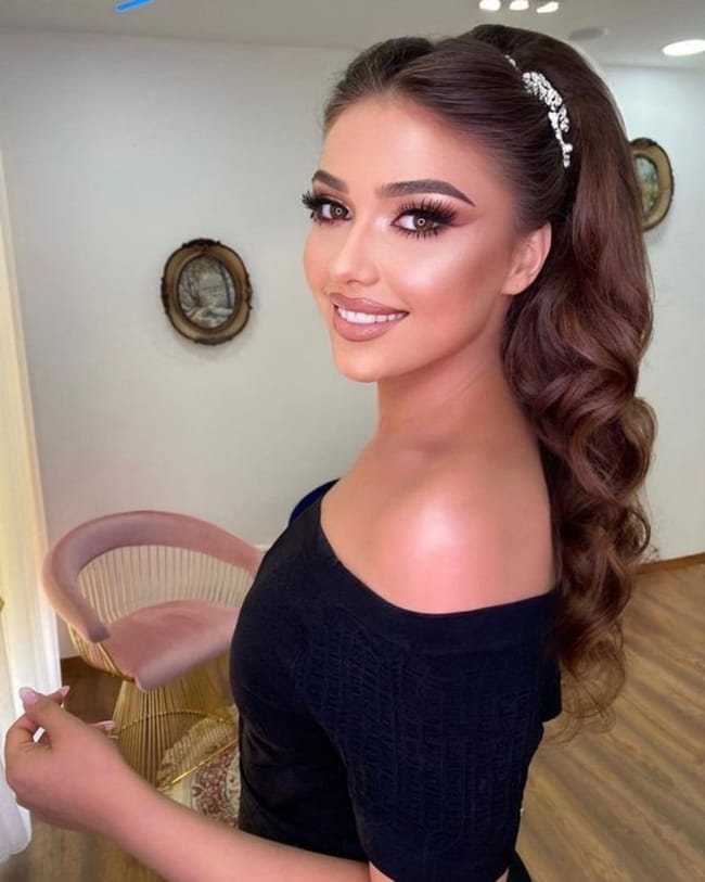 تسريحة بف مع اكسسوار مميز يزين الشعر
