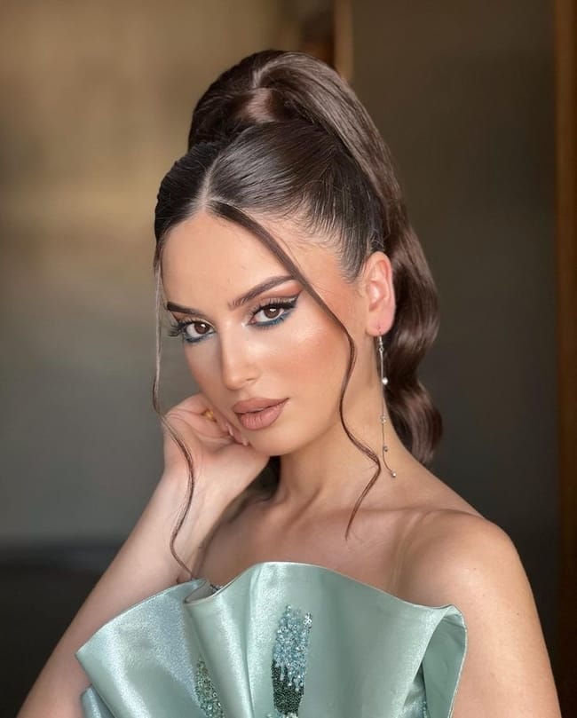 تسريحات شعر مربوط سهلة وتبرز جمال شعرك.jpg