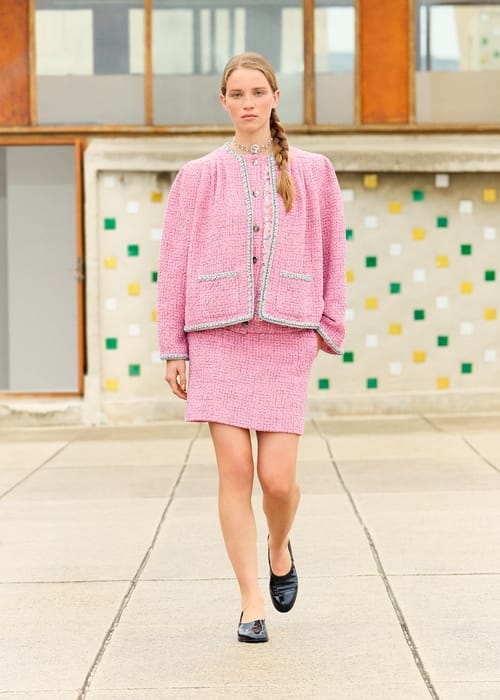 من مارسيليا، Virginie Viard تطلق صيحات الموسم الجديد مع مجموعة Chanel Cruise 2024-2025