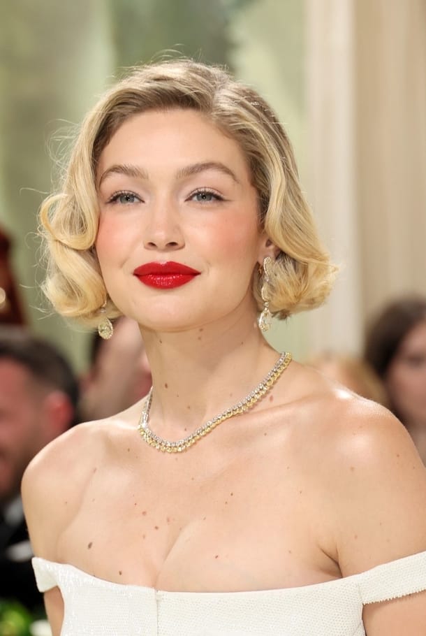 جيجي حديد بمجوهرات Chopard
