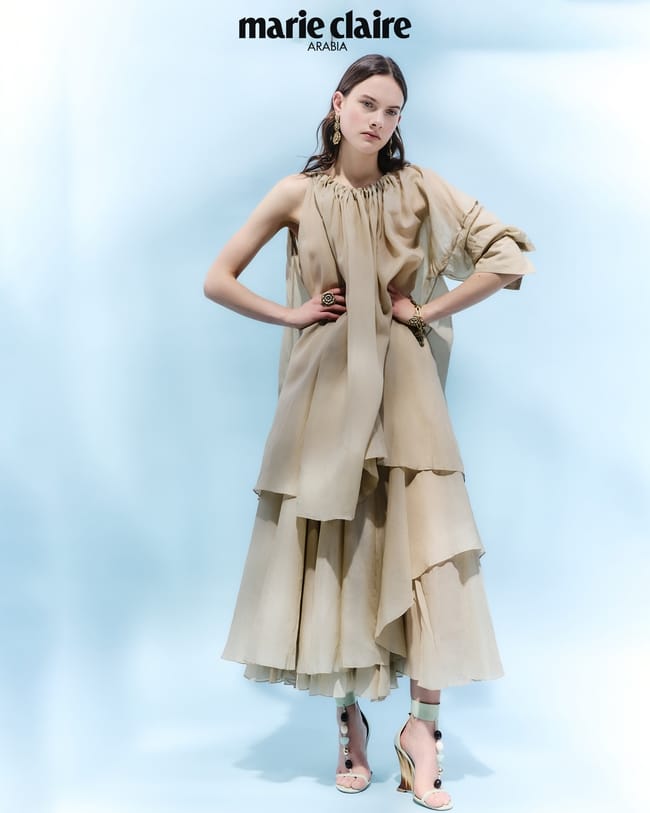 بلوزة وتنّورة وحذاء من Ferragamo و أقراط وعقد مُستخدَم كسوار وخاتم من Radà