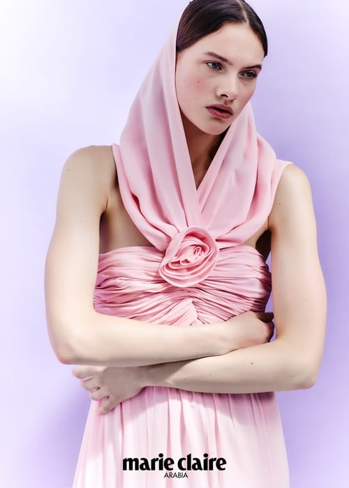 شخصيّة خياليّة تخرج من أعماق المحيط في جلسة تصوير مجلتنا