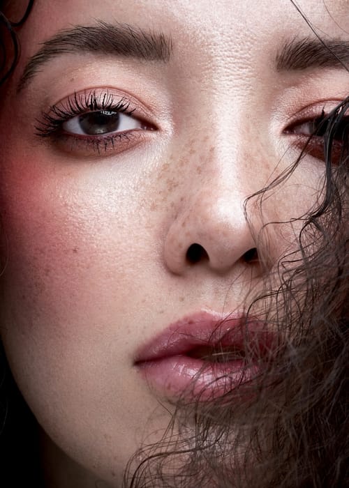 إطلالة صيفية ومشرقة من Benefit Cosmetics