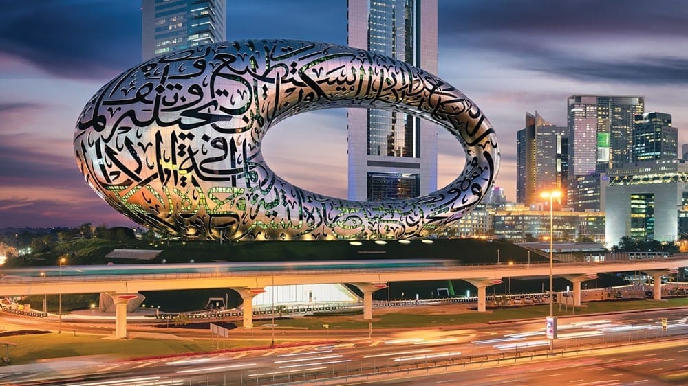 هل تساءلت يوماً عن العبارات المحفورة على واجهة متحف المستقبل في دبي؟ لن تصدقي ما كتب