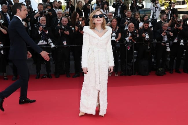 ISABELLE HUPPERT بفستان من Balenciaga