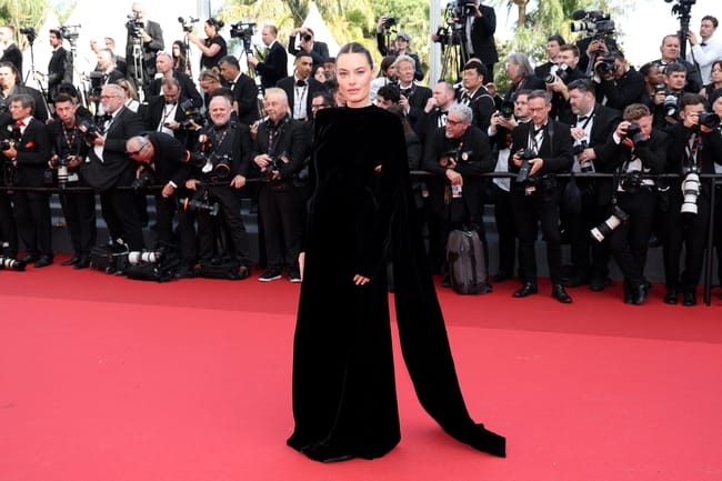 Camille Rowe بفستان من Balenciaga