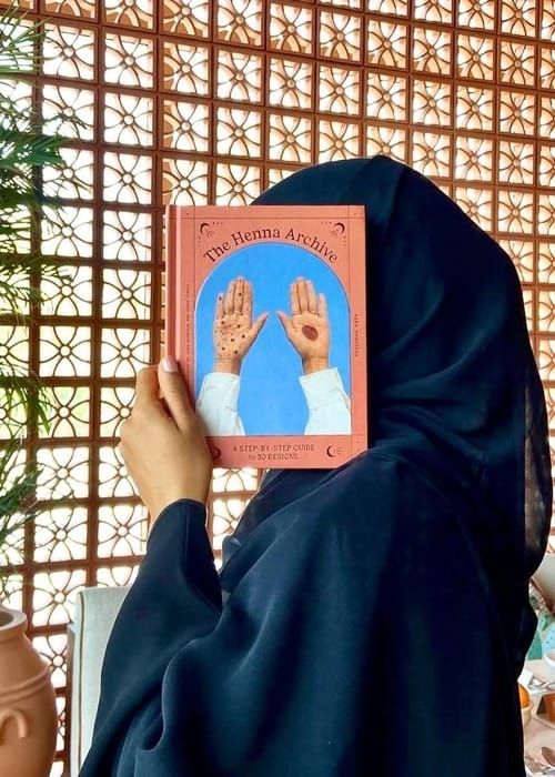 تاريخ الحناء وتصاميمها في الكتاب الجديد The Henna Archive