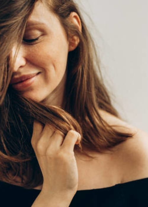 هل يصلح فرد الشعر بعد الحناء؟