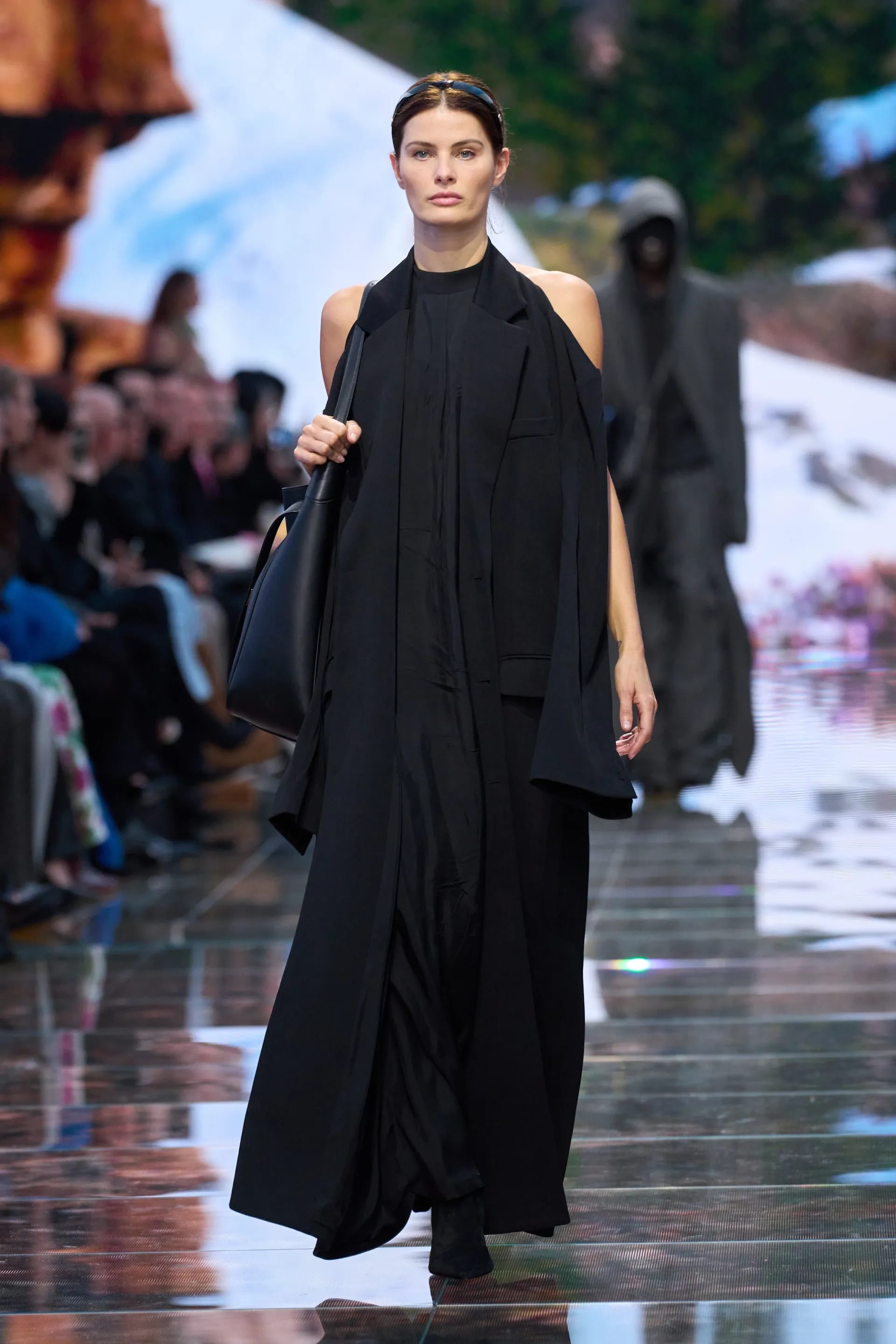 Balenciaga تخص محبات الموضة بهذا العرض المباشر لمجموعتها لربيع 2025