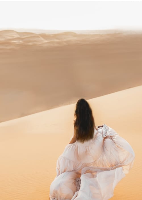 الرقص السعودي النسائي المتمثل في حركة لفح الشعر