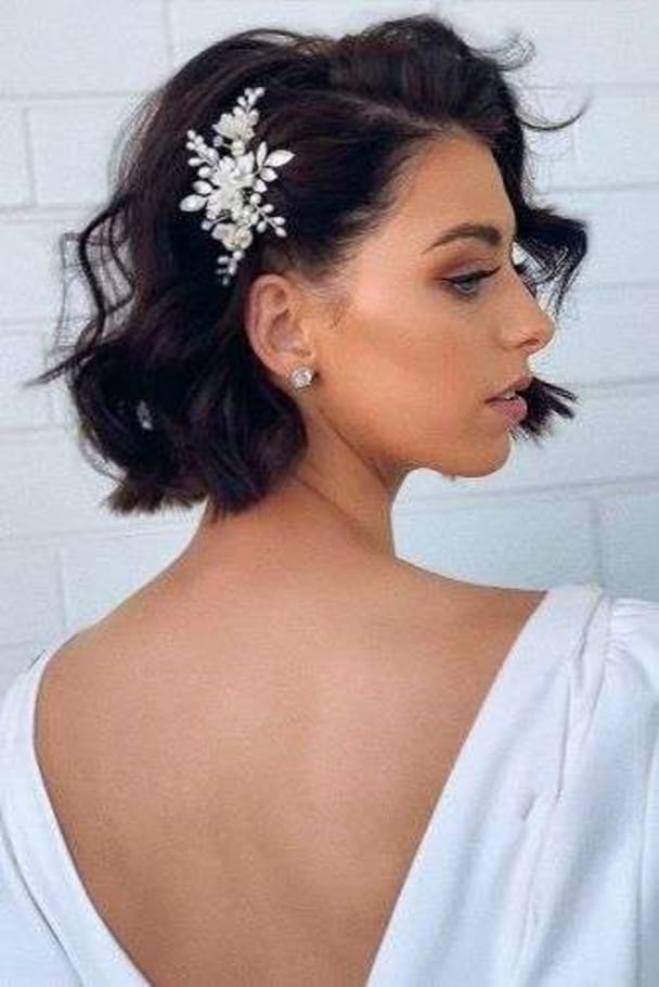تسريحات زواج شعر قصير مزينة بالأكسسوارات