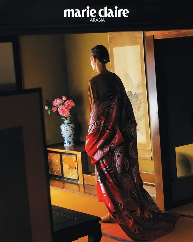 فستان من Undercover كيمونو من Yoshikimono أقراط وخواتم من Noboru Shionoya