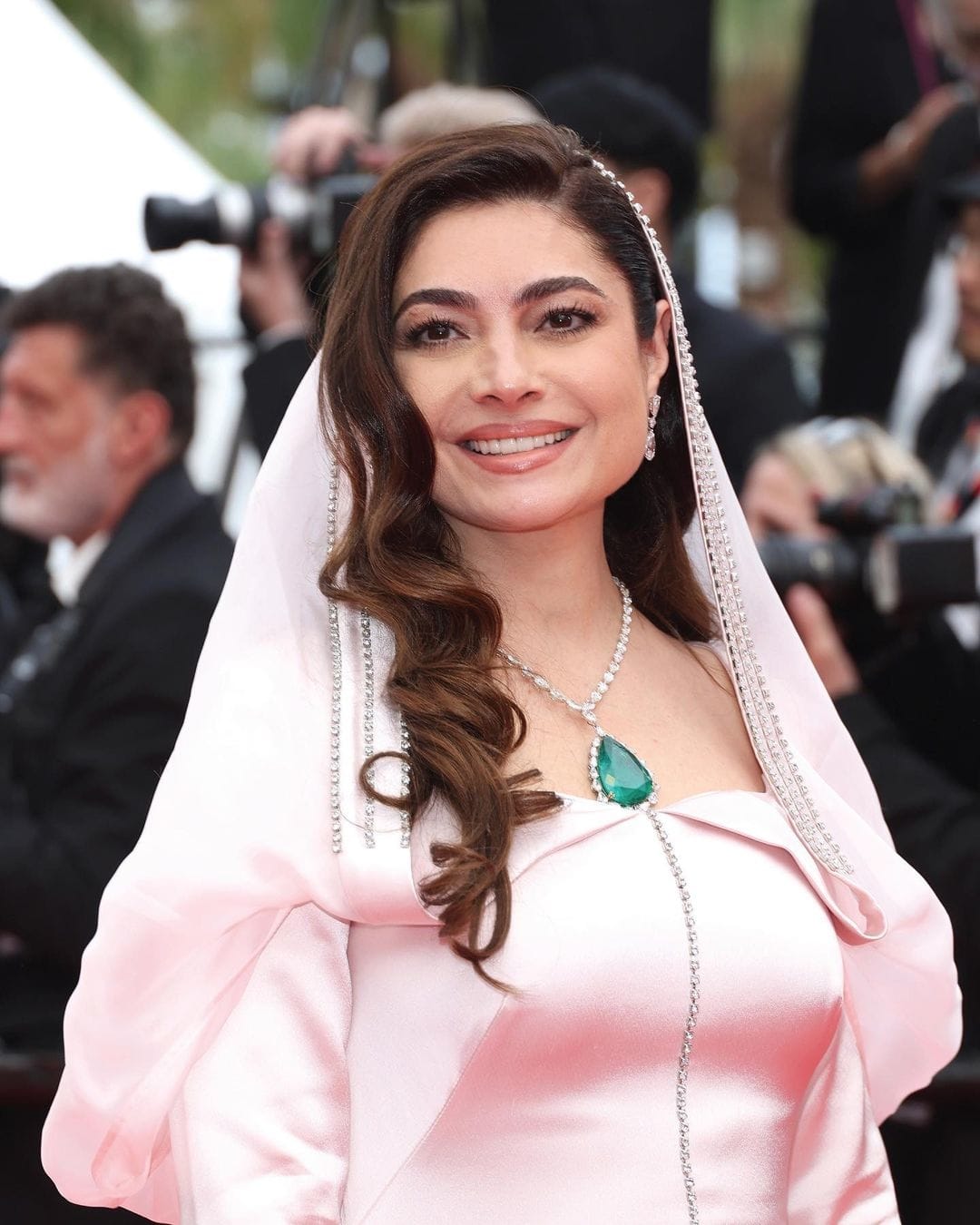 هنيدة صيرفي تكتب التاريخ بتصاميمها التي عُرضت في هذا المتجر العالمي!