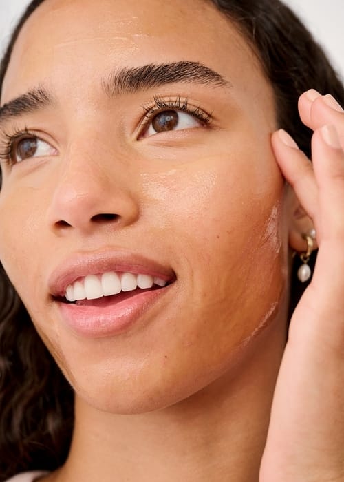 دليل العناية بالبشرة بعد التعرض للشمس مع Benefit Cosmetics
