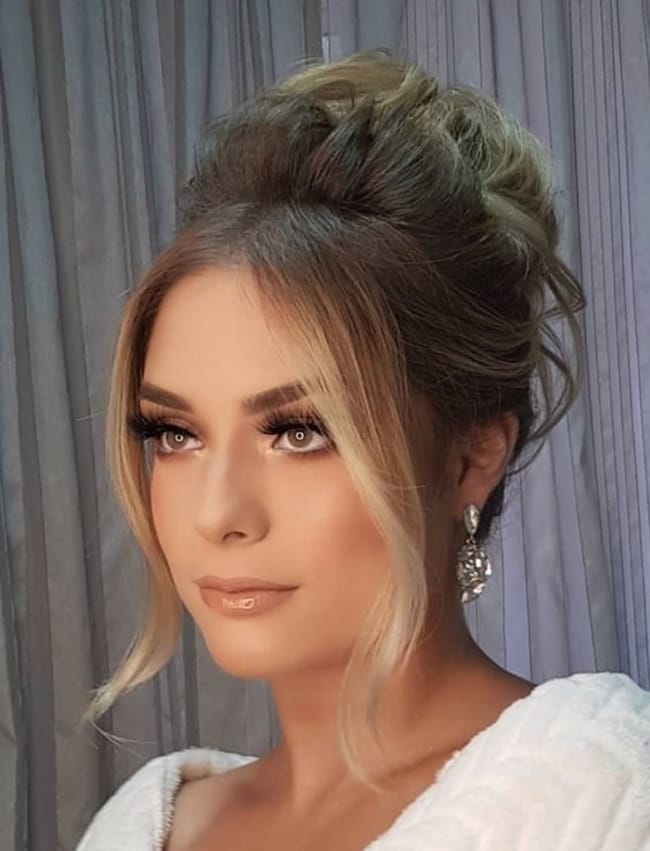 تسريحات مرفوعه للشعر الطويل مع غرة جانبية.jpg