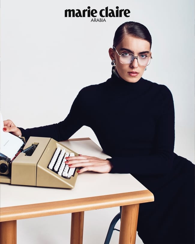 فستان وأقراط من Bottega Veneta نظّارات من Victoria Beckham