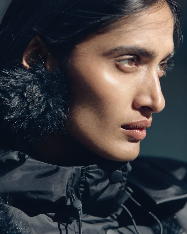 بلوزة وأقراط من Simone Rocha
