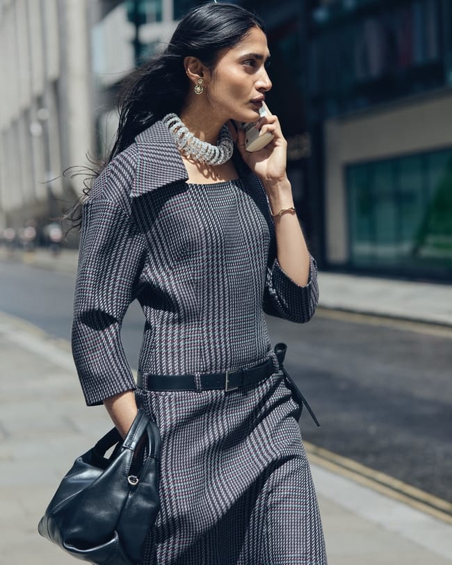 فستان من Emilia Wickstead حقيبة من Manu Atelier عقد من Swarovski سوار وأقراط من Dior