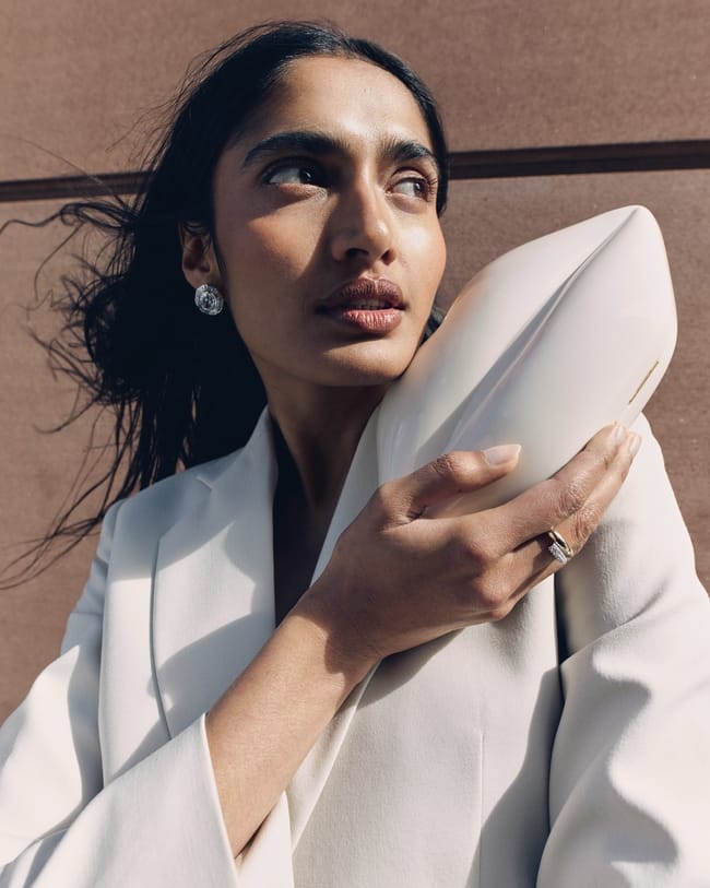 فستان من Emilia Wickstead حقيبة من Manu Atelier عقد من Swarovski سوار وأقراط من Dior