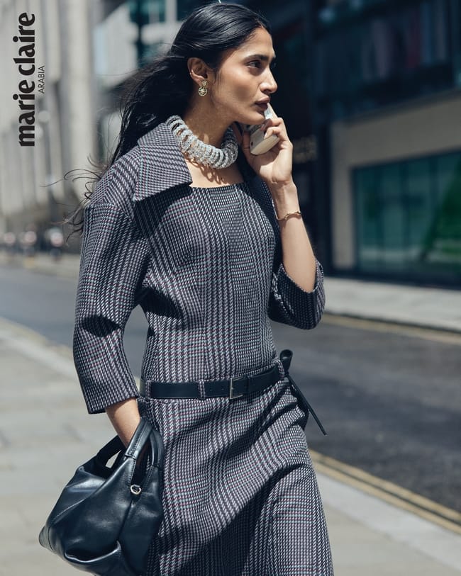 فستان من Emilia Wickstead حقيبة من Manu Atelier عقد من Swarovski سوار وأقراط من Dior