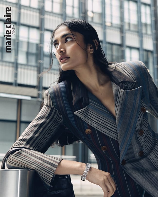 بدلة من Vivienne Westwood حقيبة من Manu Atelier ساعة من Swarovski
