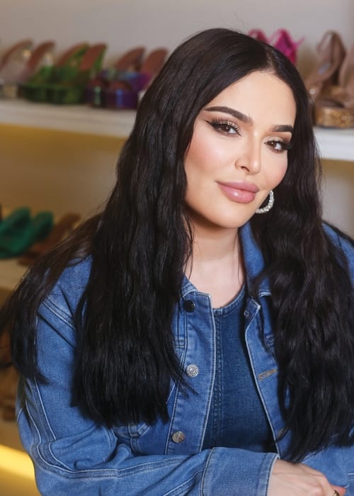 لعبة ملء الفراغات مع Mona Kattan