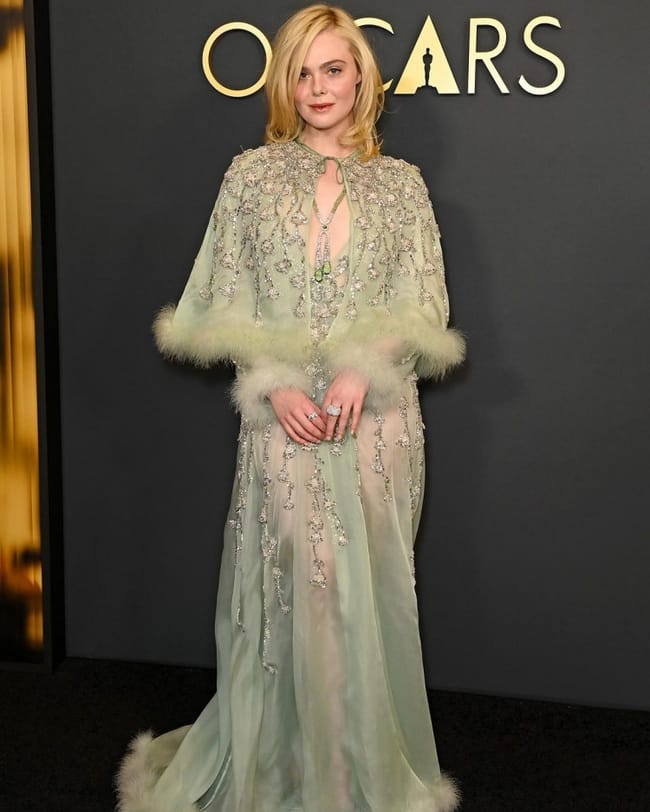 إيل فاننغ بفستان من Valentino