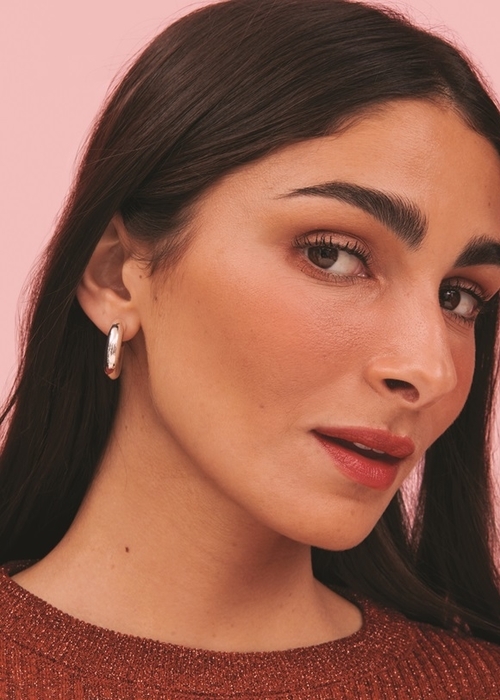 تألقي بإطلالة مكياج بني رائعة مع Benefit Cosmetics