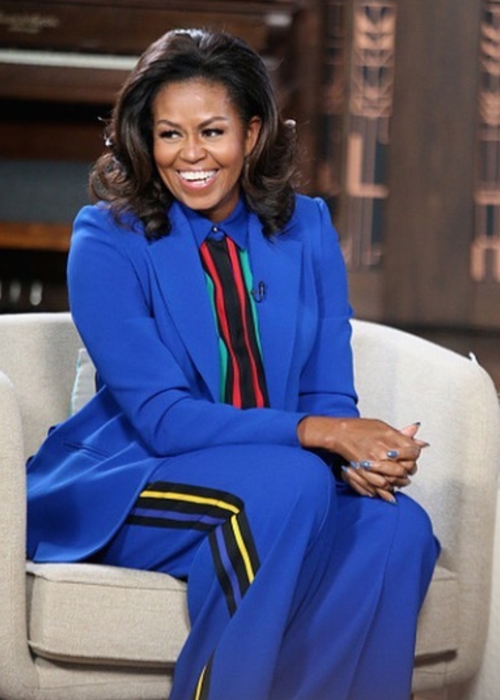 Michelle Obama تروّج لكتابها بتصميم من إيلي صعب