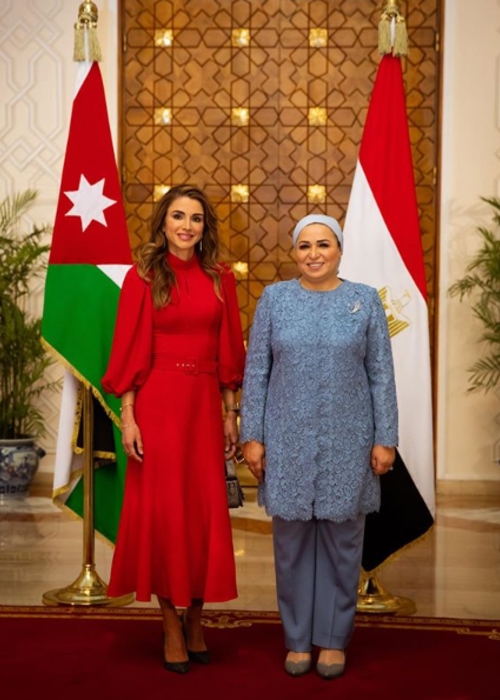 كلّ ما عليك معرفته عن إطلالة الملكة رانيا الخلّابة بالأحمر