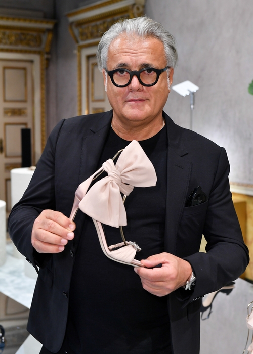 وسط الصمت الذي يعمّ البلاد، Giuseppe Zanotti ينصت إلى إبداعه